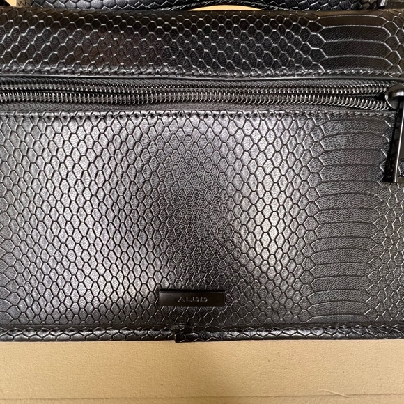 Snake-like aesthetic makes this handbag design a standout among the crowd! - Picture 9 of 14